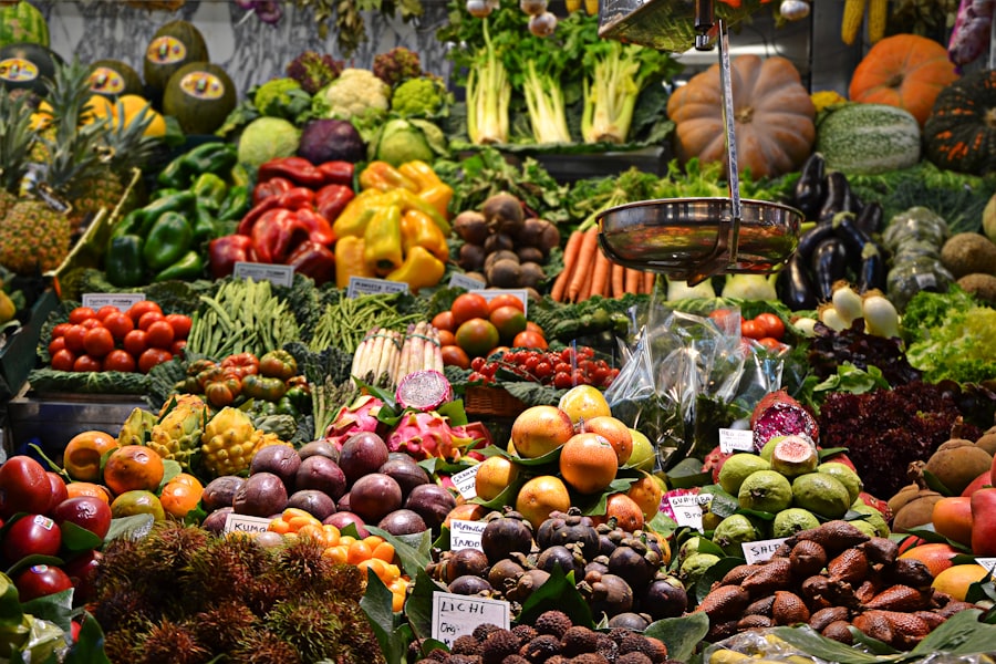 Étal coloré d'un marché public local